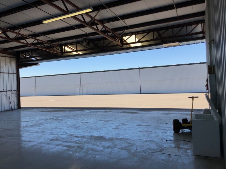 More Photos Of 6891 N Glen Harbor Blvd, Glendale Airplane Hangar For Sale