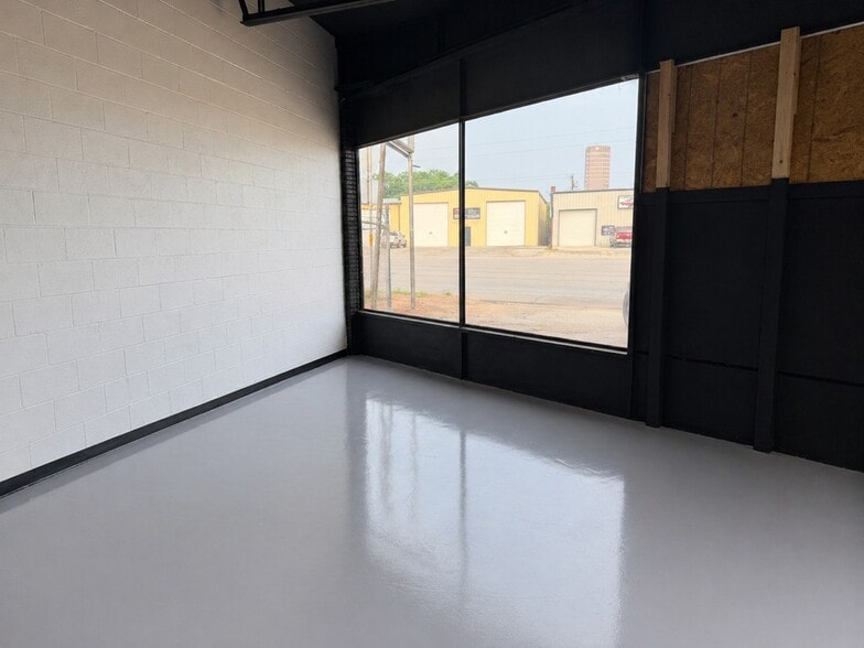 More Photos Of 509 S Treadaway Blvd, Abilene Flex For Sale