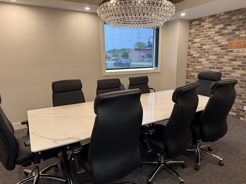 More Photos Of 804 N Front St, McHenry Office For Lease