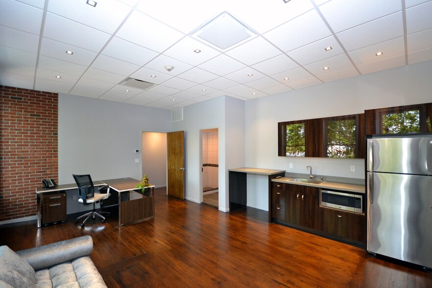 More Photos Of 20 W Main St, Riverhead Office For Lease
