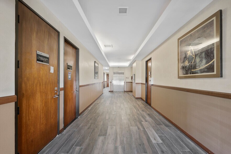 More Photos Of 14546 Hamlin St, Van Nuys Office For Lease