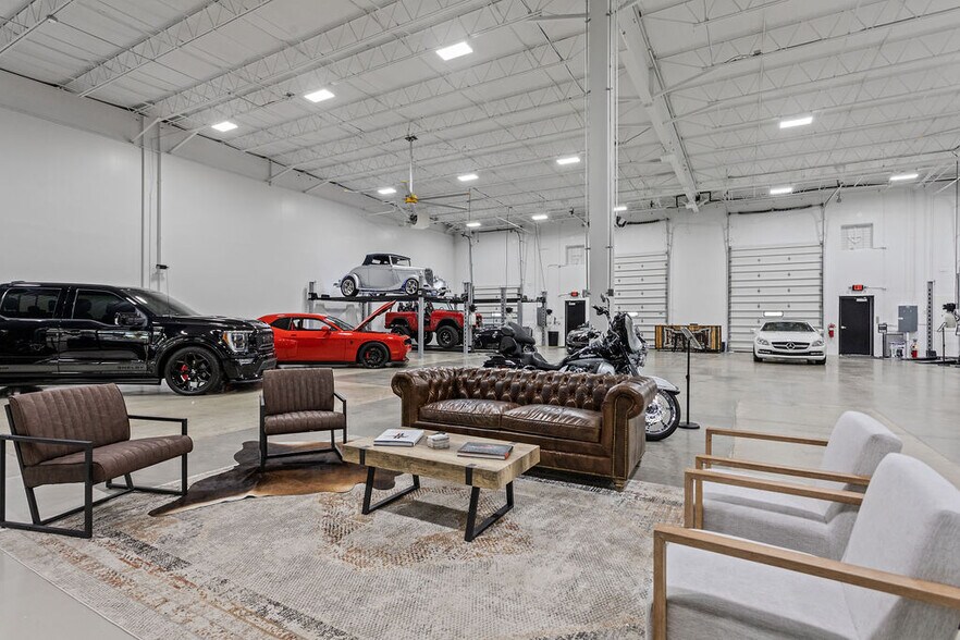 More Photos Of 3455 Centerpoint Dr, Grove City Warehouse For Lease