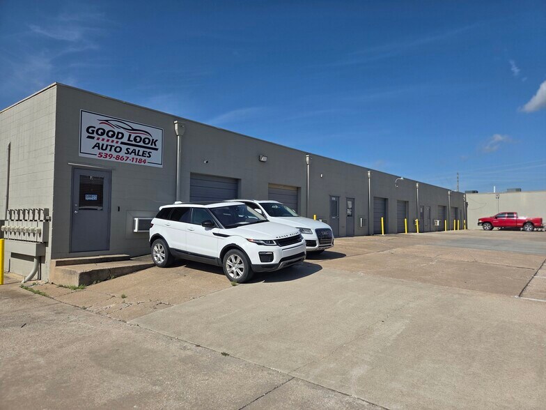 More Photos Of 9714-9748 E 55th Pl, Tulsa Light Manufacturing For Lease