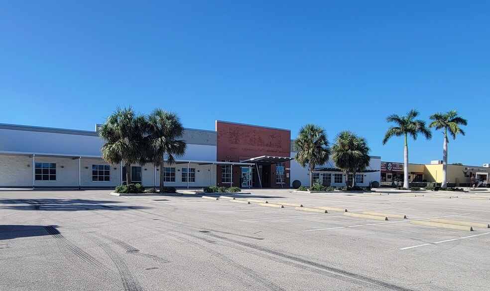 More Photos Of 2160 Colonial Blvd, Fort Myers Medical For Lease
