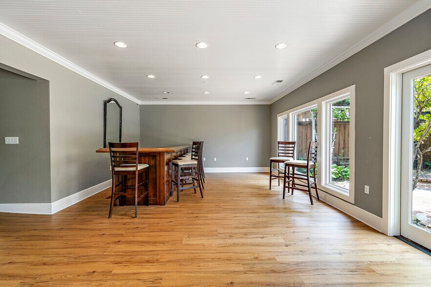 More Photos Of 240 E California St, Jacksonville Hotel For Sale