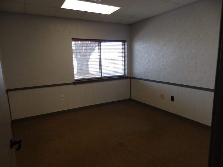 More Photos Of 2005 Tile Factory Rd, Palestine Manufacturing For Lease