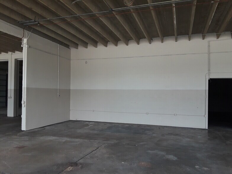 More Photos Of 2022 12th St, Sarasota Auto Repair For Lease