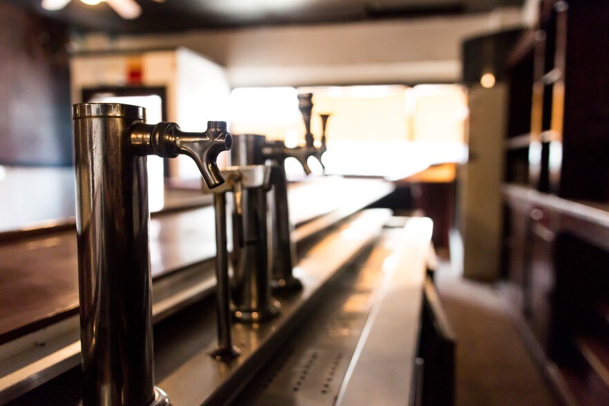 More Photos Of 826 E Warrington Ave, Pittsburgh Bar For Lease