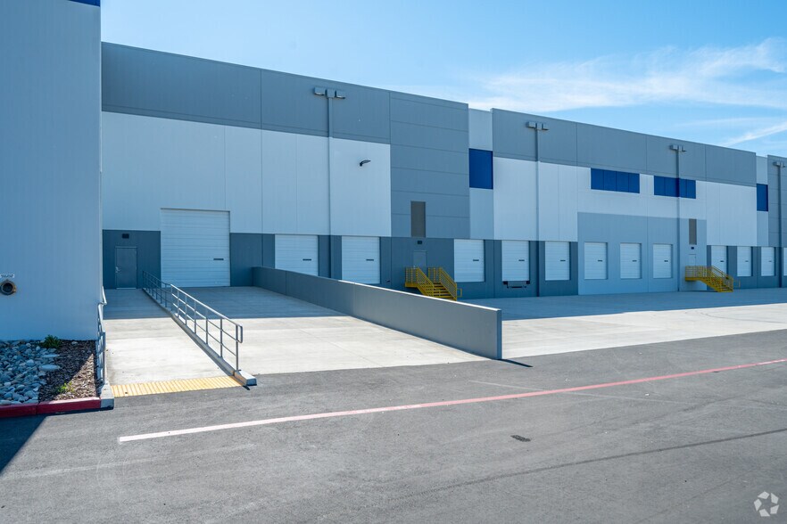 More Photos Of 7320 Power Line Rd, Sacramento Distribution For Lease