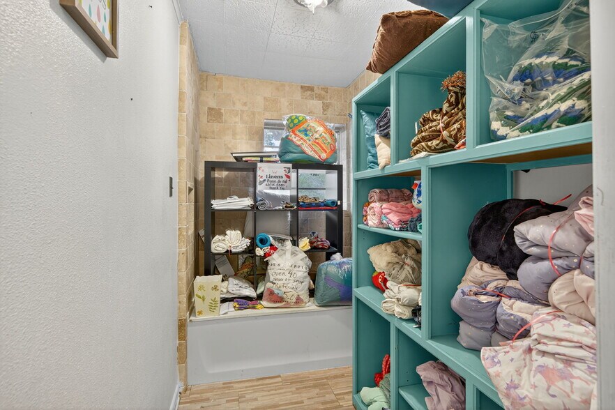 More Photos Of 930 N School St, Boerne Office For Sale