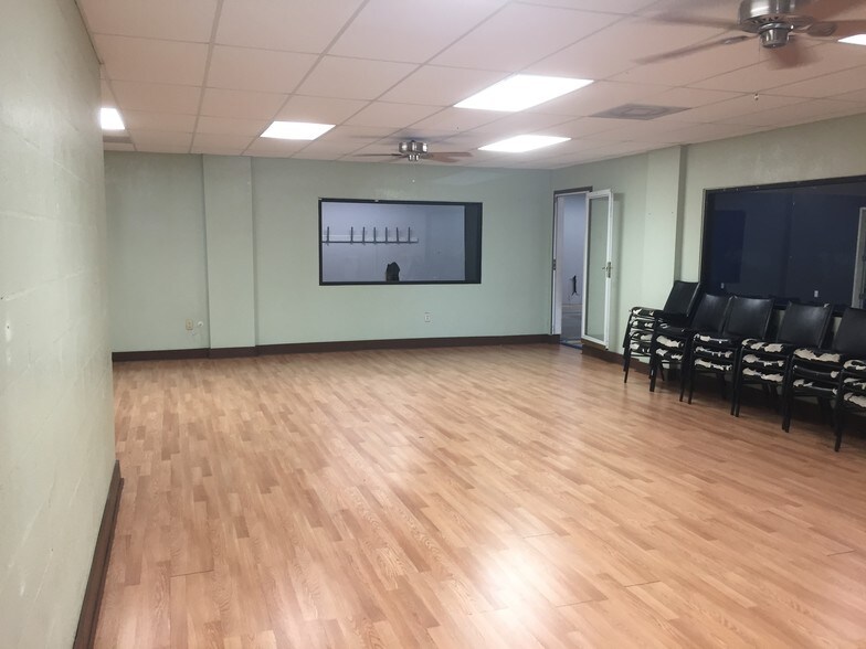 More Photos Of 4244 W Waters Ave, Tampa Showroom For Lease