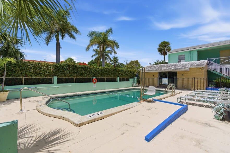 More Photos Of 320 N Federal Hwy, Lake Worth Hotel For Sale
