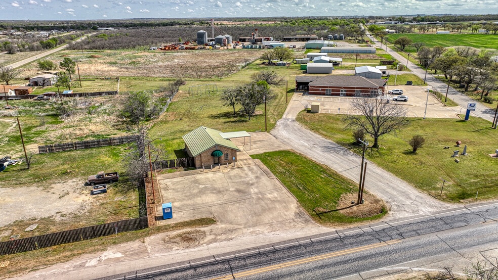 More Photos Of 107 Fannin St, Millsap Bank For Lease