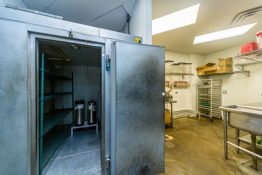 More Photos Of 1912 N Western Ave, Chicago Restaurant For Lease