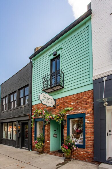More Photos Of 176 S Main St, Zionsville Storefront Retail Office For Sale
