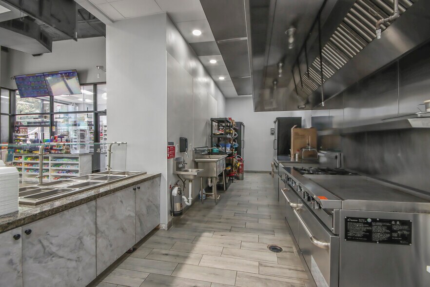 More Photos Of 7434 TX-35, Alvin General Retail For Sale