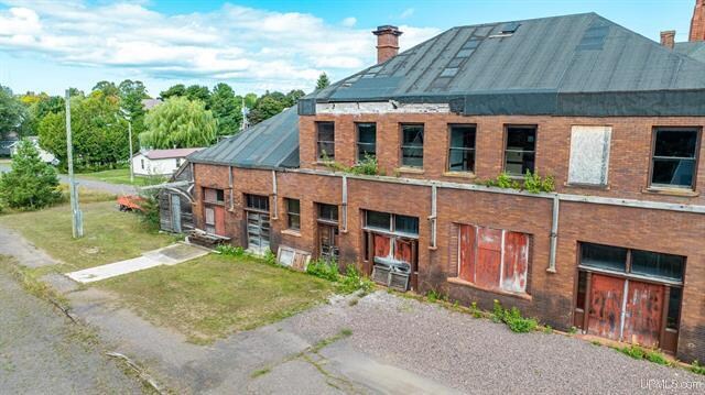 More Photos Of 808 Oak St, Calumet Office For Sale