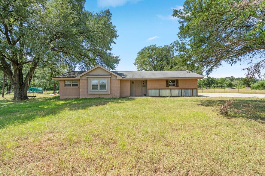 More Photos Of 9772 FM 1696 Rd, Bedias Storefront For Sale