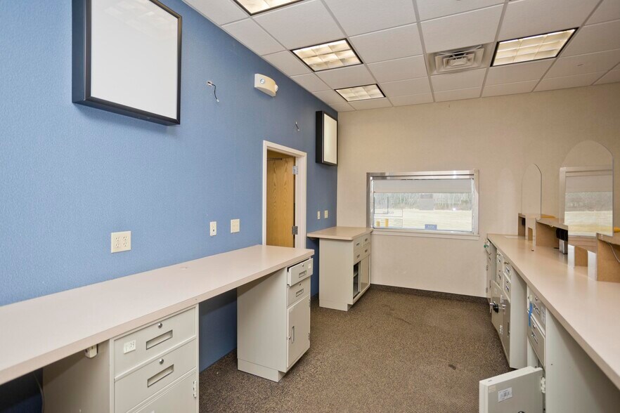 More Photos Of 422 Main St, Easthampton Freestanding For Lease