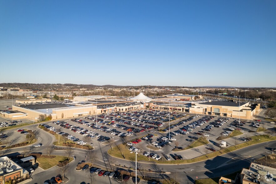 More Photos Of 142 Park City Ctr, Lancaster General Retail For Lease