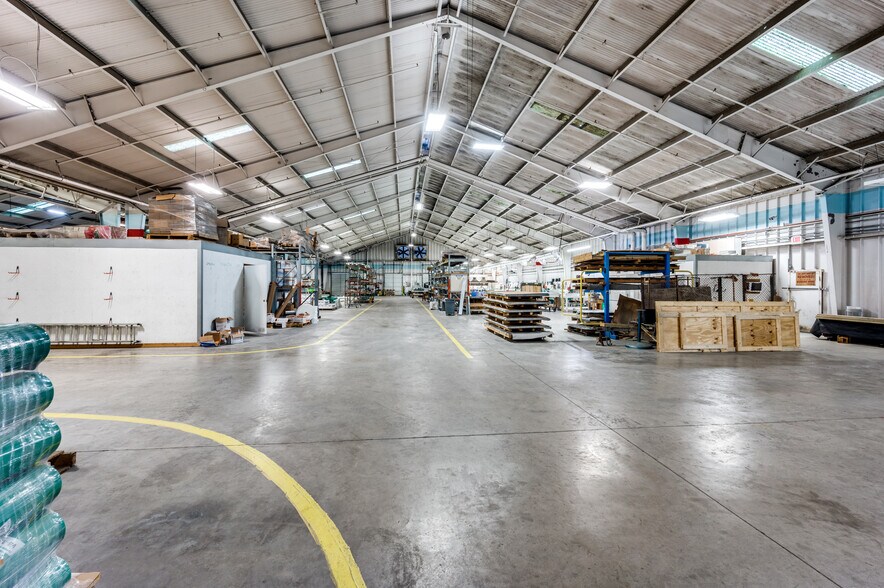 More Photos Of 13911 Distribution Way, Farmers Branch Warehouse For Sale