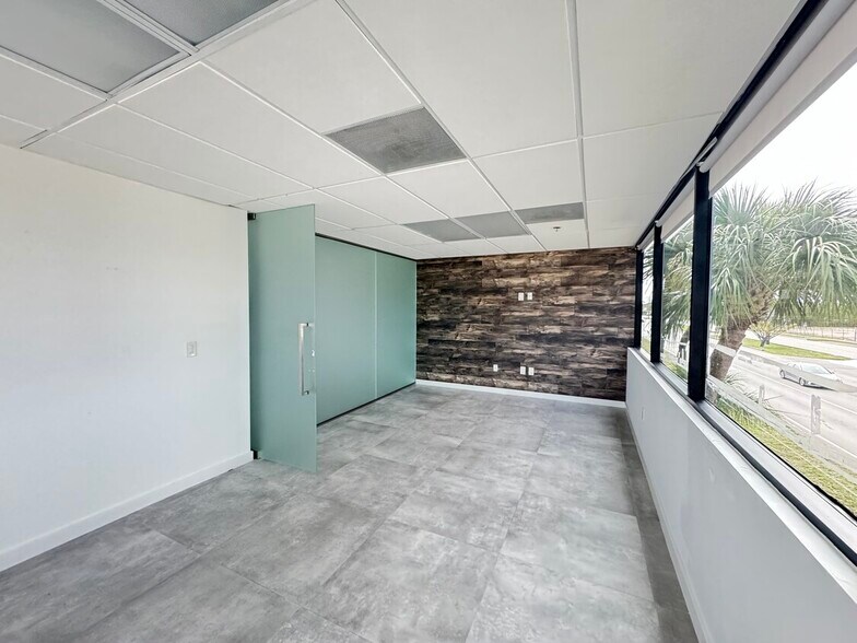 More Photos Of 2870 Stirling Rd, Hollywood Light Distribution For Lease