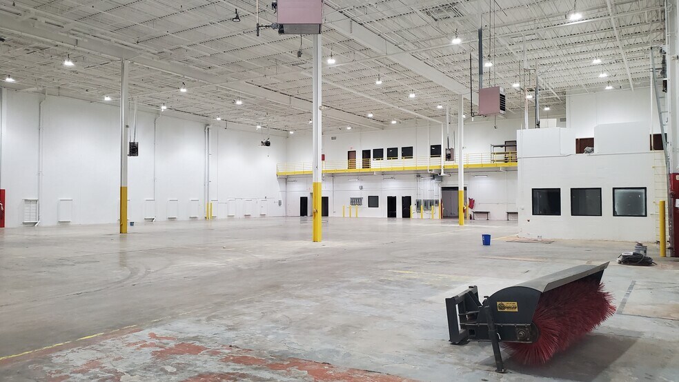 More Photos Of 4500 Groves Rd, Columbus Warehouse For Lease