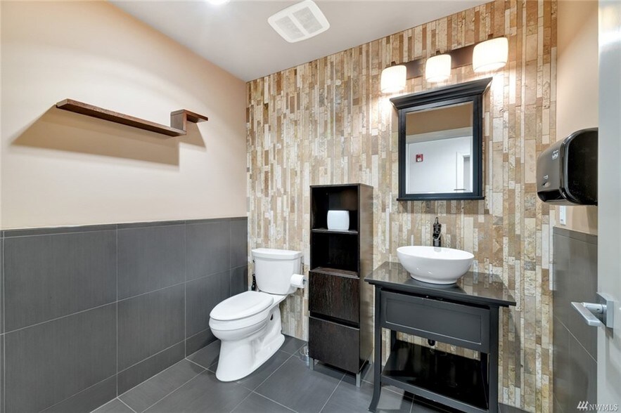 More Photos Of 4014-4020 Aurora Ave N, Seattle Apartments For Sale