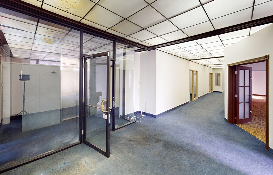 More Photos Of 250 Portage Av, Winnipeg Office For Sale