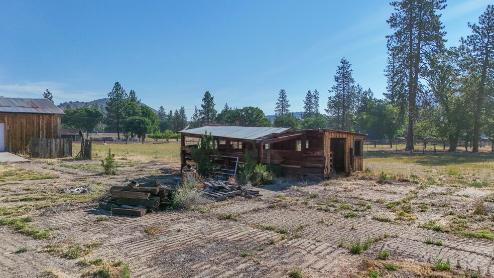 More Photos Of 5331 Easy St, Yreka General Retail For Sale