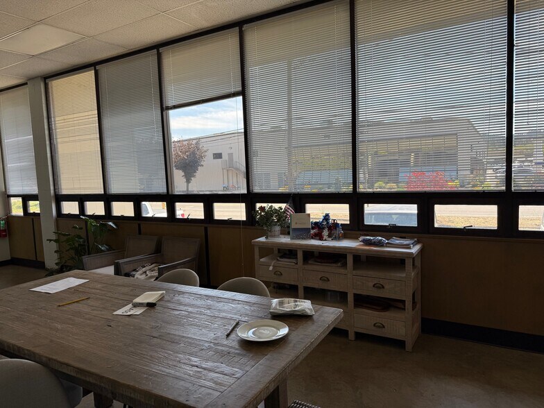 More Photos Of 2635 W 7th Pl, Eugene Warehouse For Lease