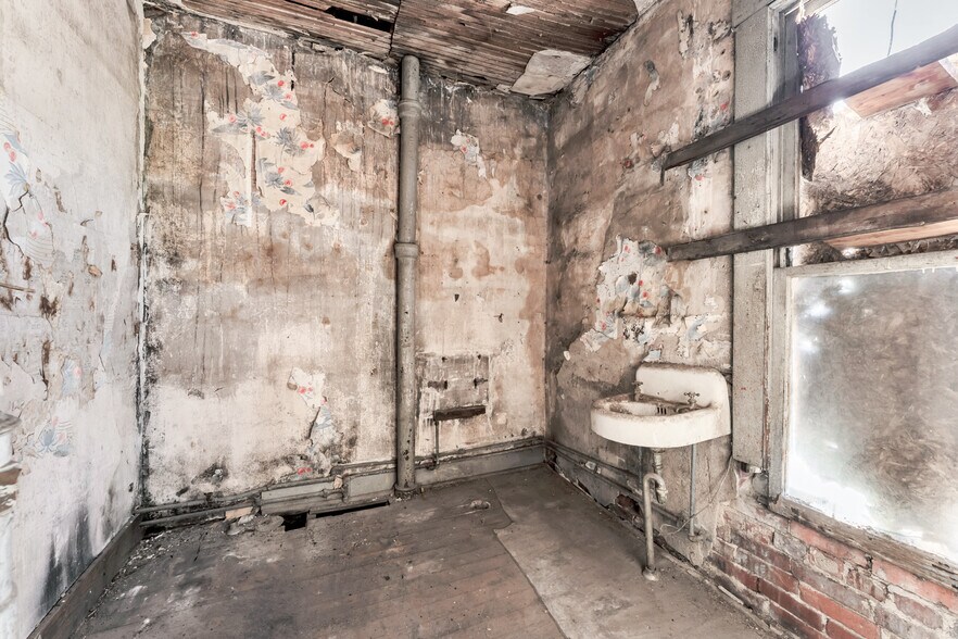 More Photos Of 500 W Commercial St, Springfield Storefront Retail Office For Sale