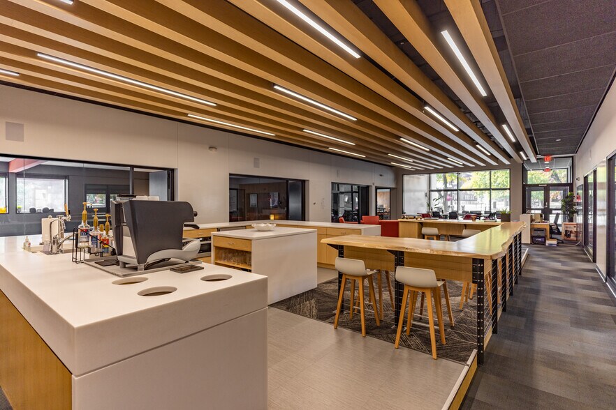 More Photos Of 402-404 E 4th St, Waterloo Office Residential For Sale