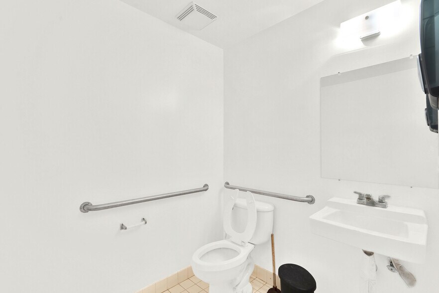 More Photos Of 10813-10841 NW 29th St, Doral Industrial For Sale