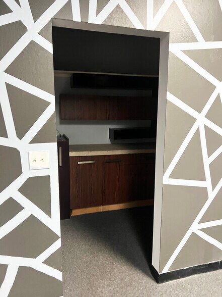 More Photos Of 1881 Commerce Dr, Elk Grove Village Office For Sale