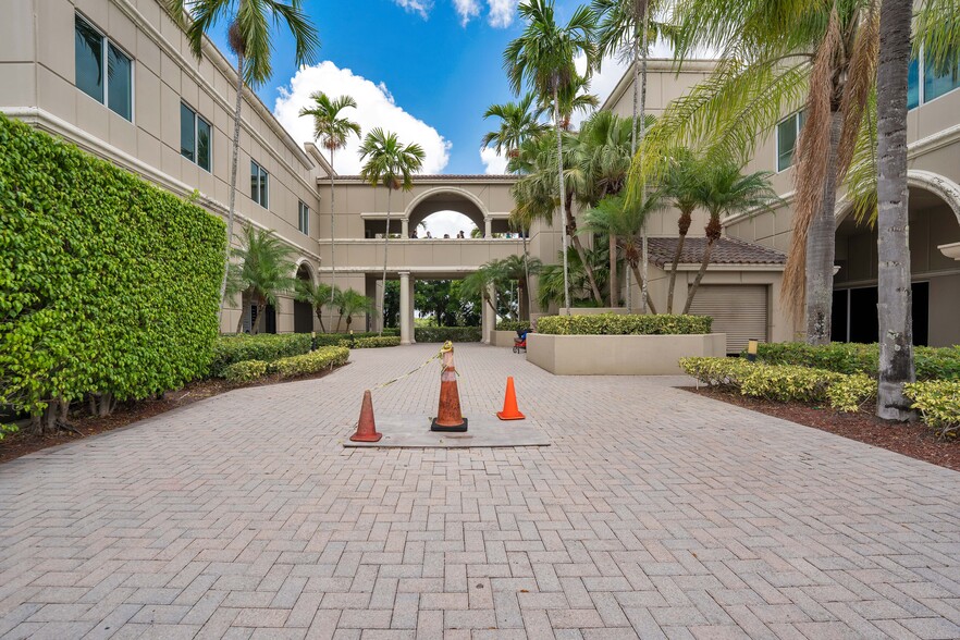 More Photos Of 400 N Hiatus Rd, Pembroke Pines Unknown For Lease