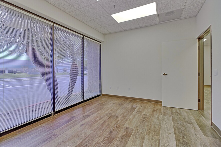 More Photos Of 4483 McGrath St, Ventura Service For Lease