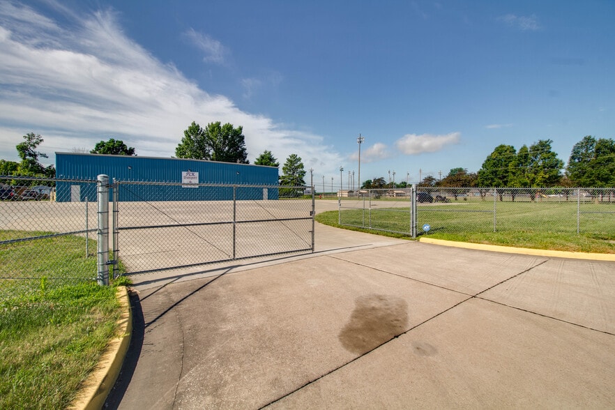 More Photos Of 300 Rou des Chateaux, Bethalto Parking Garage For Sale