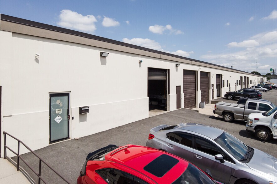 More Photos Of 375 North St, Teterboro Warehouse For Lease