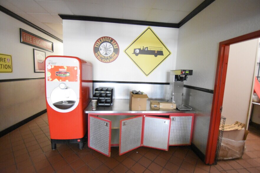More Photos Of 253 N Bypass 35, Alvin Storefront For Lease