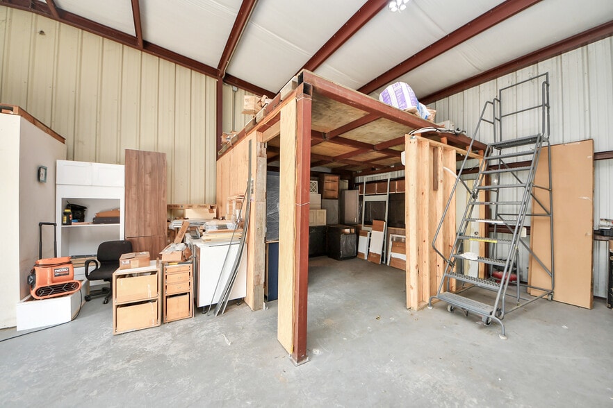 More Photos Of 1027 Aldine Bender Rd, Houston Warehouse For Lease