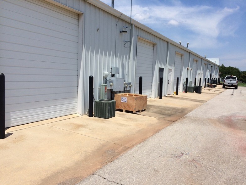 More Photos Of 2350 S Midwest Blvd, Oklahoma City Light Manufacturing For Lease