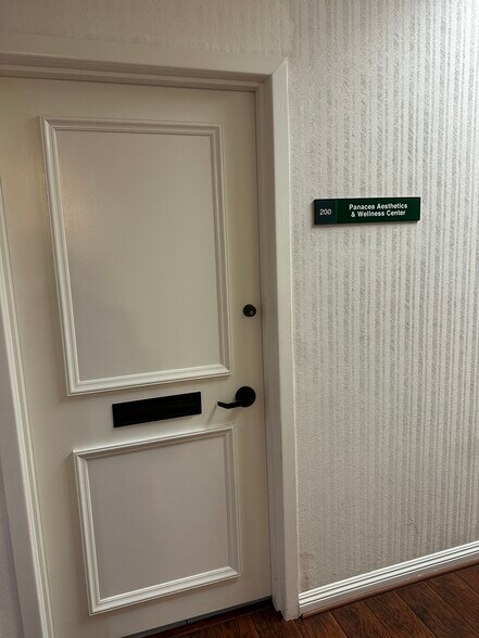 More Photos Of 881 Dover Dr, Newport Beach Medical For Lease