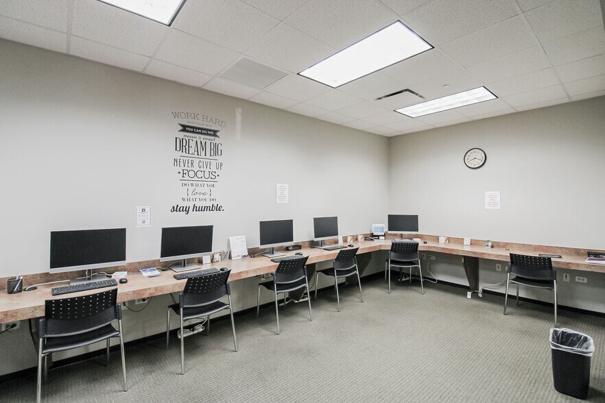 More Photos Of 6400 N Northwest Hwy, Chicago Apartments For Lease