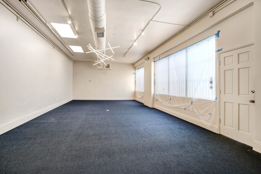 More Photos Of 416-424 N Fairfax Ave, Los Angeles Storefront For Lease