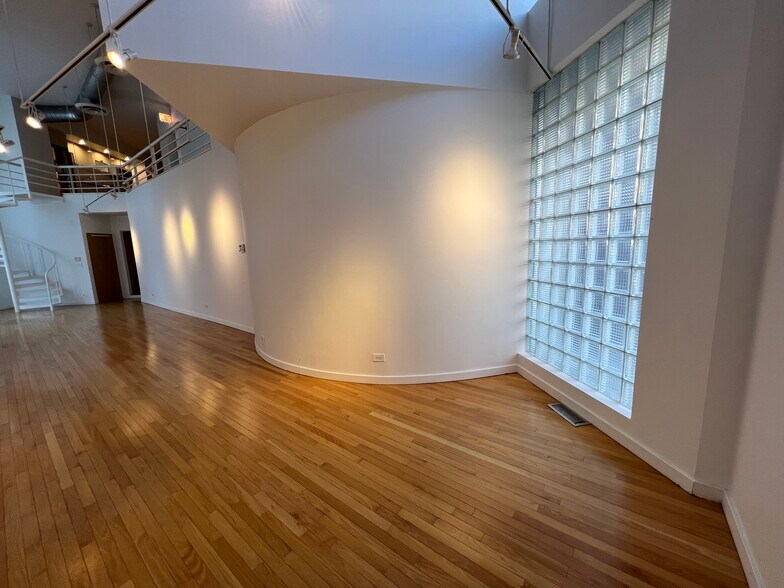 More Photos Of 740 N Ogden Ave, Chicago Office Residential For Lease