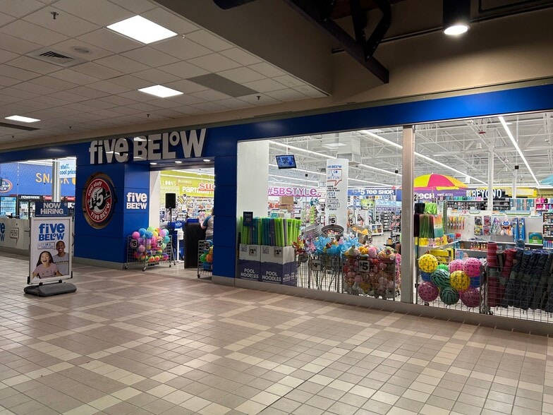 More Photos Of 282 Berlin Mall Rd, Berlin Unknown For Lease