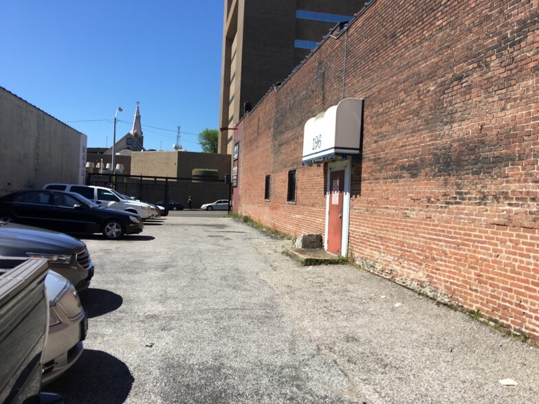 More Photos Of 194-200 Poplar Ave, Memphis Office For Lease