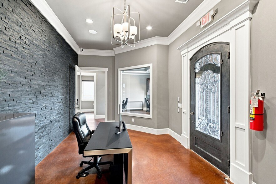 More Photos Of 642 Stoneglen Dr, Keller Office For Sale