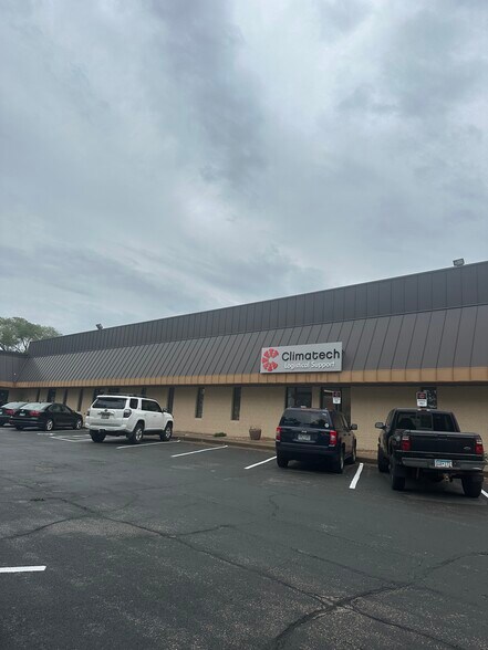 More Photos Of 7071-7093 Shady Oak Rd, Eden Prairie Showroom For Lease